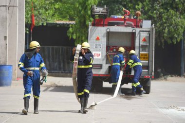 GURUGRAM, INDIA - 20 APRIL: İtfaiyeciler, Milenyum şehir merkezi metro istasyonu yakınlarındaki Sektör-29 İtfaiye Merkezinde yangın güvenliği haftasının son gününde yangın tatbikatında yeteneklerini gösterdiler