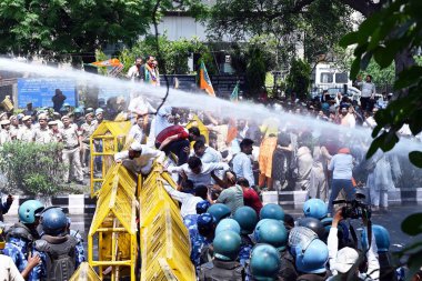 NEW DELHI, INDIA - 10 Nisan 2024: Güvenlik personeli, AAP toplayıcısı ve Delhi CM Arvind Kejriwal 'i protesto eden BJP çalışanlarını 10 Nisan 2024 tarihinde Yeni Delhi, Hindistan' da.