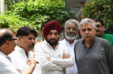 NEW DELHI, INDIA - 28 Nisan 2024: Kongre lideri Arvinder Singh Lovely Delhi Pradesh Kongre Başkanlığı görevinden istifa ettikten sonra Kalindi kolonisinde ikamet etti.