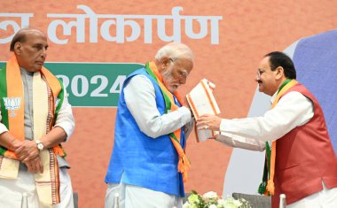 NEW DELHI, INDIA - APRIL 14, 2024: Başbakan Narendra Modi ile Birlik Savunma Bakanı Rajnath Singh ve BJP Ulusal Başkanı JP Nadda, BJP 'nin Lok Sabha Seçimleri Sankalp Patra' sının 2024 yılında BJP Genel Merkezi 'nde başlatılması sırasında.