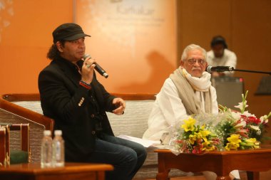NEW DELHI, INDIA - 17 Mart 2024: Bollywood şarkıcısı Mohit Chauhan ve söz yazarı Gülzar 17. Kathakar Uluslararası Hikaye Anlatanları Festivali sırasında Delhis Bharat Mandapam, Pragati Meydan, 17 Mart 2024 'te Yeni Delhi, Hindistan' da 