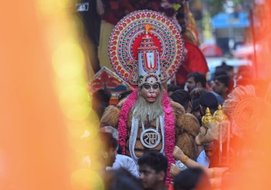 NEW DELHI, INDIA - 23 Nisan 2024: Shobha yatra sırasında Hanuman Jayanti 'nin Chandni Chowk' ta 23 Nisan 2024 tarihinde Yeni Delhi, Hindistan 'da görülmesi. 