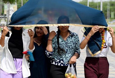 NOIDA, INDIA - 5 Nisan 2024: 38. bölgede sıcak bir yaz gününde Noida, Hindistan 'da 5 Nisan 2024' te banliyö sakinleri görüldü. (Fotoğraf: Sunil Ghosh / Hindustan Times 