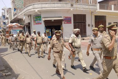 GHAZIABAD, INDIA - 23 Nisan: Gaziabad up polisi 23 Nisan 2024 'te Hindistan' ın Gaziabad kentinde bayrak yürüyüşü yapıyor. Lok Sabha seçimlerinin ikinci safhası 26 Nisan 'da yapılacak.. 