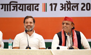 GHAZIABAD, INDIA - 17 Nisan 2024: Kongre Başkanı Rahul Gandhi ve Samajwadi Partisi Başkanı Akhilesh Yadav, 17 Nisan 2024 tarihinde Hindistan 'ın Gaziabad kentinde INDIA partilerinin düzenlediği ortak basın toplantısında. 