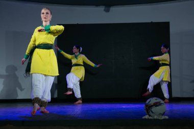 NEW DELHI, INDIA - 13 APRIL: Sanatçılar Triveni Kala Sangam 'da Brezilya futbolu sanatı ile Hint klasik dansının ritminin birleşimi olan 