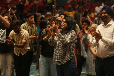 NEW DELHI, INDIA - 17 Mart 2024: Bollywood şarkıcısı Mohit Chauhan 'ın 17 Mart 2024' te Delhis Bharat Mandapam, Pragati Meydan 'da düzenlenen 17.