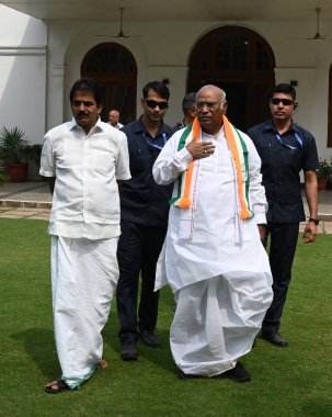 NEW DELHI, INDIA - 13 Nisan 2024: Kongre Başkanı Mallikarjun Kharge ve AICC Genel Sekreteri KC Venugopal 52 Sosyal Adalet örgütü ve birden fazla OBC örgütüyle yaptıkları toplantıda 