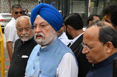 NEW DELHI, INDIA - 1 Nisan 2024: BJP delegasyonu Nirvachan Sadan 'daki Seçim Komisyonu' nda gerçekleşen görüşme sonrasında Birlik Bakanı Hardeep Singh Puri ve üst düzey BJP liderleri Arun Singh ve Om Pathak ayrıldılar.