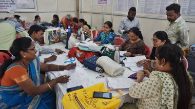 THANE, INDIA - 4 Nisan 2024 Thane, Hindistan 'daki Niyojan Bhawan' da yapılacak Lok Sabha seçimleri için seçim görevlisi olarak görev yapıyor..