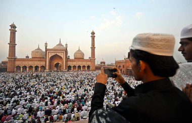 NEW DELHI, INDIA - 11 Nisan 2024: Jama Mescid 'deki Kurban Bayramı sırasında Müslüman cemaatinden insanlar, 11 Nisan 2024 tarihinde Yeni Delhi, Hindistan' da. (Fotoğraf: Sanjeev Verma / Hindustan Times)