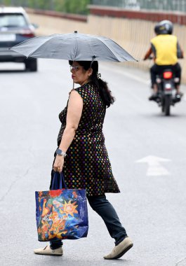 NOIDA, INDIA - 5 Nisan 2024: 38. bölgede sıcak bir yaz gününde Noida, Hindistan 'da 5 Nisan 2024' te banliyö sakinleri görüldü. (Fotoğraf: Sunil Ghosh / Hindustan Times 