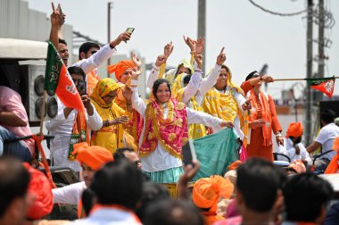 NEW DELHI, INDIA - APRIL 29, 2024: BJP destekçileri Mangolpuri 'de yaklaşan Lok Sabha Seçimleri için Kuzey Batı Delhi' den BJP adayı için Nomikontion dosyalamadan önce Roadshow sırasında görüldü, Yogender Chandolia.