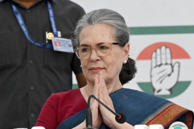 NEW DELHI, INDIA - 5 Nisan 2024 'te Yeni Delhi, Hindistan, Hindistan' da yapılacak olan 2024 Lok Sabha seçimleri öncesinde parti manifestosunun yayınlanması sırasında Kongre kıdemli parti lideri Sonia Gandhi. 