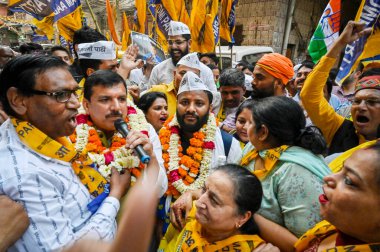 NEW DELHI, INDIA - APRIL 18, 2024: Doğu Delhi 'den AAP adayı, Kuldeep Kumar ve AAP Kıdemli Lideri Sanjay Singh, 18 Nisan 2024 tarihinde Yeni Delhi, Hindistan' da Shakurpur ve Laxmi NagarArea yakınlarında kapı kapı dolaşan Padyatra kampanyaları sırasında.
