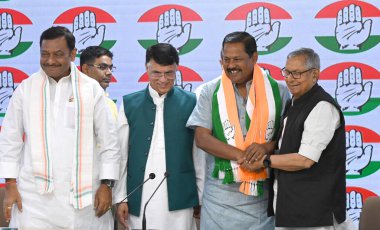 NEW DELHI, INDIA - APRIL 2, 2024: Muzaffarpur 'dan Lok Sabha BJP Milletvekili Ajay Nishad Meclis Başkanlığı, Bihar Mohan Prakash, Başkan, Medya ve Haberleşme Dairesi Pawan Khera, MP & Bihar PCC Başkanı Akhilesh Prasad Singh.