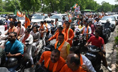 NEW DELHI, INDIA - 30 APRIL: Yeni Delhi BJP adayı Bansuri Swaraj 'ın adaylık mitingine katılan BJP çalışanı ve destekçileri bisiklet mitingi, Sendika Bakanı Sardar Hardeep Singh Puri, Delhi BJP Başkanı Virendra Sachdeva, Delhi 