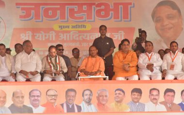 GHAZIABAD, INDIA - APRIL 18, 2024: Uttar Pradesh Genel Sekreteri Yogi Adityanath, 18 Nisan 2024 tarihinde Hindistan 'ın Gaziabad kentindeki Pilkhuwa Ramlila Ground' da, Gaziabad Lok Sabha adayı Atul Garg 'ı desteklemek amacıyla düzenlenen mitingde halkı selamladı..