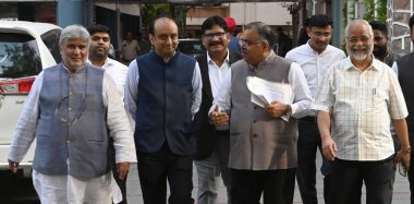 Tarun Chugh, Dr. Sudhanshu Trivedi & Om Pathak 'tan oluşan BJP heyeti, 15 Nisan 2024 tarihinde Hindistan' ın Yeni Delhi kentinde ECI ile görüştükten sonra ayrıldı..