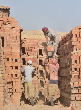 GHAZIABAD, INDIA - 30 Nisan: Uluslararası İşçi Bayramı arifesinde bir tuğla fabrikasında çalışan Gaziabad Muradnagar Hintli işçi. Uluslararası İşçi Bayramı, bazı yerlerde İşçi Bayramı olarak da bilinir, her yıl 1 Mayıs, 30 Nisan 2024 