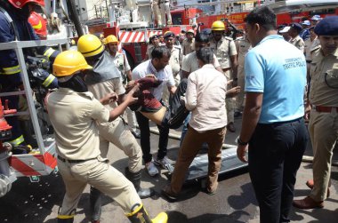 PATNA, INDIA - 25 Nisan 2024 'te Patna, Hindistan' da Patna Junction tren istasyonu yakınlarındaki Pal Hotel 'de çıkan yangın sonrası itfaiyeciler yaralıları kurtardılar. En az altı kişi öldürüldü ve 18 kişi hastanede yaşam mücadelesi veriyor.