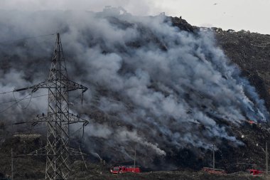 22 Nisan 2024 'te Yeni Delhi, Hindistan' da Ghazipur çöp sahasında yangın çıktı. Dün akşam çöp sahasında yangın çıktı. Alevler çöplüğün ortasına doğru sürüklenirken görüldü. 