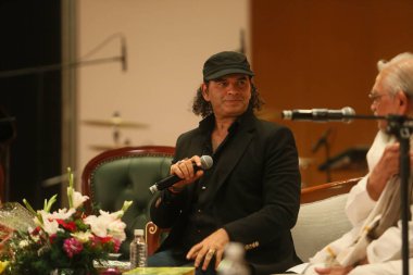 NEW DELHI, INDIA - 17 Mart 2024: Bollywood şarkıcısı Mohit Chauhan 17. Kathakar Uluslararası Hikayeciler Festivali sırasında Delhis Bharat Mandapam, Pragati Meydan, 17 Mart 2024 tarihinde Yeni Delhi, Hindistan