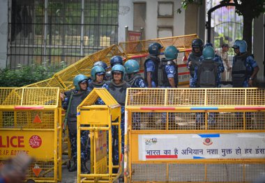 NEW DELHI, INDIA - 15 APRIL 2025: Delhi Polisi ve Rouse Avenue Court 'un önünde görülen Hızlı Hareket gücü personeli Delhi CM Arvind Kejriwal' ın Delhi 'deki vergi kaçırma davası öncesinde DU Marg' da görüldü.