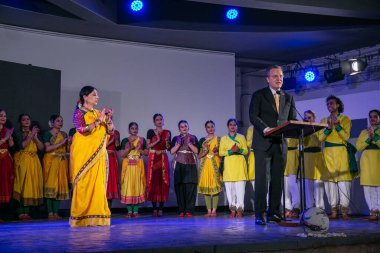 NEW DELHI, INDIA - 13 APRIL 2024: Kenneth Felix Haczynski da Nobrega, Bharatanatyam şarkıcısı ve yapımcısı Jayalakshmi Eshwar (L) ile birlikte 