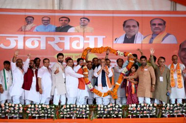 GREATER NOIDA, INDIA - 23 Nisan: 23 Nisan 2024 tarihinde Bisahda Köyü Dadri 'deki Seçim Kampanyası mitinginde BJP Gautam Budh Nagar Adayı adayı Dr. Mahesh Sharma ve diğer BJP liderleri ile birlikte Savunma Bakanı Rajnath Singh