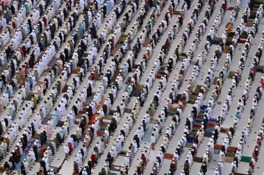 MUMBAI, INDIA - 11 Nisan 2024: Müslümanlar, 11 Nisan 2024 'te Mumbai, Hindistan' da YMCA Merkezi 'nde YMCA Fitr bayramında namaaz teklif ettiler. 