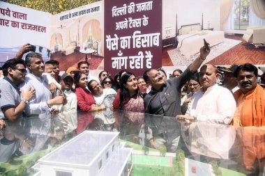 NEW DELHI, INDIA - APRIL 7, 2024: BJP Lok Sabha adayı Bansuri Swaraj ve işçiler, Başbakan Arvind Kejriwal 'ın Connaught Place' de tutuklanması üzerine istifasını talep eden bir protesto gösterisi düzenlediler.