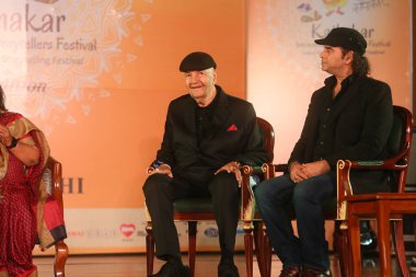 NEW DELHI, INDIA - 17 Mart 2024: Bollywood oyuncusu Prem Chopra ve şarkıcı Mohit Chauhan 17. Kathakar Uluslararası Hikaye Anlatanları Festivali sırasında Delhis Bharat Mandapam, Pragati Meydan, 17 Mart 2024, Yeni Delhi, Hindistan 