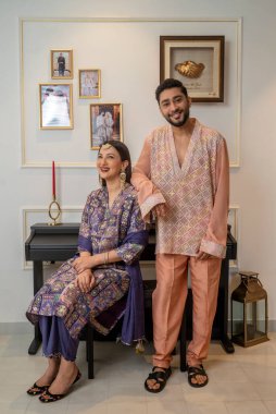 MUMBAI, INDIA - 5 Nisan 2024: (EDITOR 'un Notu: Bu, Hindustan Times' ın özel bir görüntüsü) Bollywood oyuncusu Gauahar Khan ile aktör, Sosyal Medya Etkisi ve kocası Zaid Darbar, HT City ile özel bir röportaj sırasında poz verdiler 