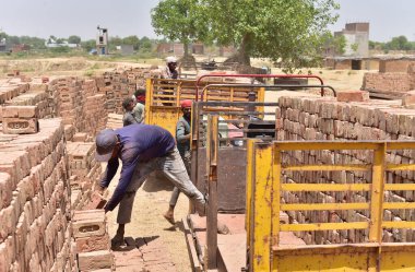 GHAZIABAD, INDIA - 30 Nisan 2024: Uluslararası İşçi Bayramı arifesinde bir tuğla fabrikasında çalışan Gaziabad Loni Hintli işçi. Uluslararası İşçi Bayramı, bazı yerlerde İşçi Bayramı olarak da bilinir, her yıl 1 Mayıs, 30 Nisan 2024.