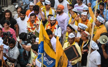 NEW DELHI, INDIA - APRIL 18, 2024: Doğu Delhi 'den AAP adayı, Kuldeep Kumar ve AAP Kıdemli Lideri Sanjay Singh, 18 Nisan 2024 tarihinde Yeni Delhi, Hindistan' da Shakurpur ve Laxmi NagarArea yakınlarında kapı kapı dolaşan Padyatra kampanyaları sırasında.