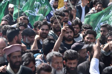 SRINAGAR, INDIA - 24 Nisan 2024 'te Hindistan' ın Srinagar kentinde adaylık belgelerini hazırlarken Srinagar 'daki PDP parti adayı Waheed Parra. Fotoğraf: Waseem Andrabi / Hindustan Times)