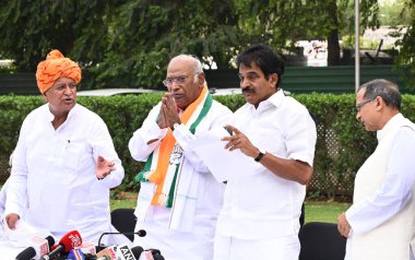 NEW DELHI, INDIA - 13 Nisan 2024: Kongre Başkanı Mallikarjun Kharge ve AICC Genel Sekreteri KC Venugopal 52 Sosyal Adalet örgütü ve birden fazla OBC örgütüyle yaptıkları toplantıda 