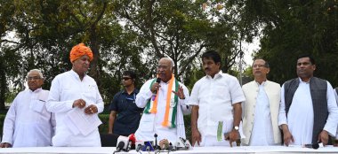 NEW DELHI, INDIA - 13 Nisan 2024: Kongre Başkanı Mallikarjun Kharge ve AICC Genel Sekreteri KC Venugopal 52 Sosyal Adalet örgütü ve birden fazla OBC örgütüyle yaptıkları toplantıda 