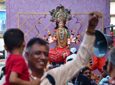 MUMBAI, INDIA - 7 Nisan 2024: Yeni Chaitra Navratri Utsav için Idol Tanrıçası Durga 'yı taşıyan dindarlar 9 Nisan 2024 - 17 Nisan 2024 tarihleri arasında ilk kez Tardeo' da Chaitra Navratri Utsav 'da kutlanacak..