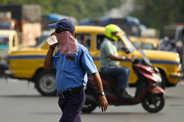 KOLKATA, INDIA - 20 Nisan 2024 'te Hindistan' ın Kolkata kentinde sıcak bir yaz gününde gönüllü biri soğuk su şişesiyle serinledi. (Fotoğraf: Samir Jana / Hindustan Times )