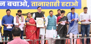 NEW DELHI, INDIA - 14 Nisan 2024: AAP liderleri Sanjay Singh, Gopal Rai, Atishi, Saurabh Bhardwaj ve diğerleri 'Samvidhan Bachao-Tanashahi Hatao' yemin töreninde BR Ambedkar 'ın doğum yıldönümünde