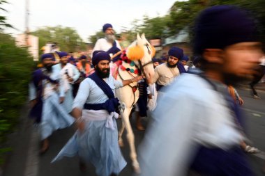 NEW DELHI, INDIA - 28 APRIL 2024: Delhi Fateh Diwas 'ı kutlamak için Jarnaili Fateh Yürüyüşü sırasında Sri katılımcıları, Mata Gujri' nin 400. doğum yıldönümü, Delhi Sikh Gurdwara Komitesi, Majnu Ka Tila 'dan Kızıl Kale' ye.