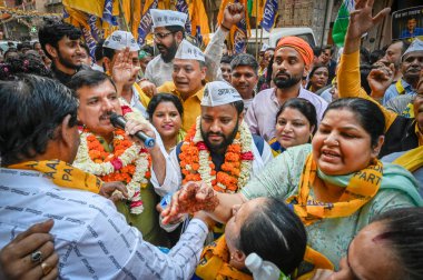 NEW DELHI, INDIA - APRIL 18, 2024: Doğu Delhi 'den AAP adayı, Kuldeep Kumar ve AAP Kıdemli Lideri Sanjay Singh, 18 Nisan 2024 tarihinde Yeni Delhi, Hindistan' da Shakurpur ve Laxmi NagarArea yakınlarında kapı kapı dolaşan Padyatra kampanyaları sırasında.