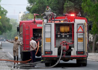 NOIDA, INDIA - 28 Nisan 2024: Noida 'nın 65. Bölgesinde, 28 Nisan 2024 tarihinde Noida, Hindistan' da, Pazar sabahı erken saatlerde, deri ceket üretiminde yer alan bir fabrikada büyük bir yangın çıktı.. 