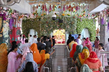 NEW DELHI, INDIA - 9 Nisan 2024: Navratri festivalinin ilk gününde Yeni Delhi, Hindistan 'daki Jhandewalan Tapınağı' nda namaz kılmak için bekleyenler 9 Nisan 2024 Salı günü. (Fotoğraf: Arvind Yadav / Hindustan Times)