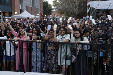 NEW DELHI, INDIA - 6 Nisan 2024: Öğrenciler, her yıl düzenlenen bir festivalde Bollywood şarkıcısı Nikhita Gandhi 'nin performansının keyfini çıkarıyorlar - Miranda College, Delhi Üniversitesi' nde Fırtına 24