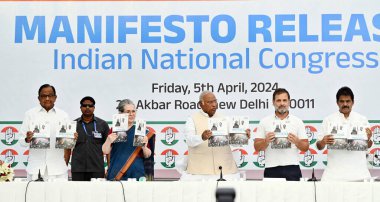 NEW DELHI, INDIA - 5 Nisan 2024: Kongre Başkanı Mallikarkun Kharge, Lok Sabha seçimleri öncesinde 5 Nisan 2024 tarihinde Yeni Delhi, Hindistan ve Hindistan 'da parti manifestosu yayınlanırken Kongre Başkanı Sonia Gandhi ile birlikte görüldü..