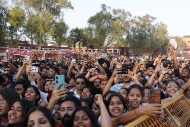 NEW DELHI, INDIA - APRIL 8, 2024: Şarkıcı Akhil Sachdeva namı diğer Nashaboy 'un 8 Nisan 2024' te Yeni Delhi, Hindistan 'da bulunan Hansraj Koleji' nde düzenlenen yıllık festivalde performansının keyfini çıkaran kalabalık. 