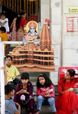 NOIDA, INDIA - 17 Nisan 2024: Dindarlar 17 Nisan 2024 'te Hindistan' ın Noida kentinde Sanatan Dharam mandir 'de Rama Navami festivali vesilesiyle namaz kıldılar.